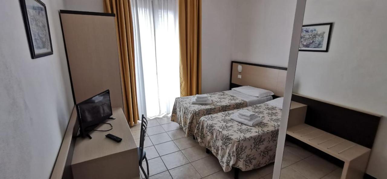 Hotel Rondine Marinella di Sarzana Esterno foto