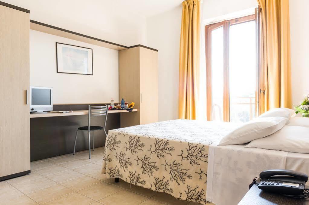Hotel Rondine Marinella di Sarzana Esterno foto