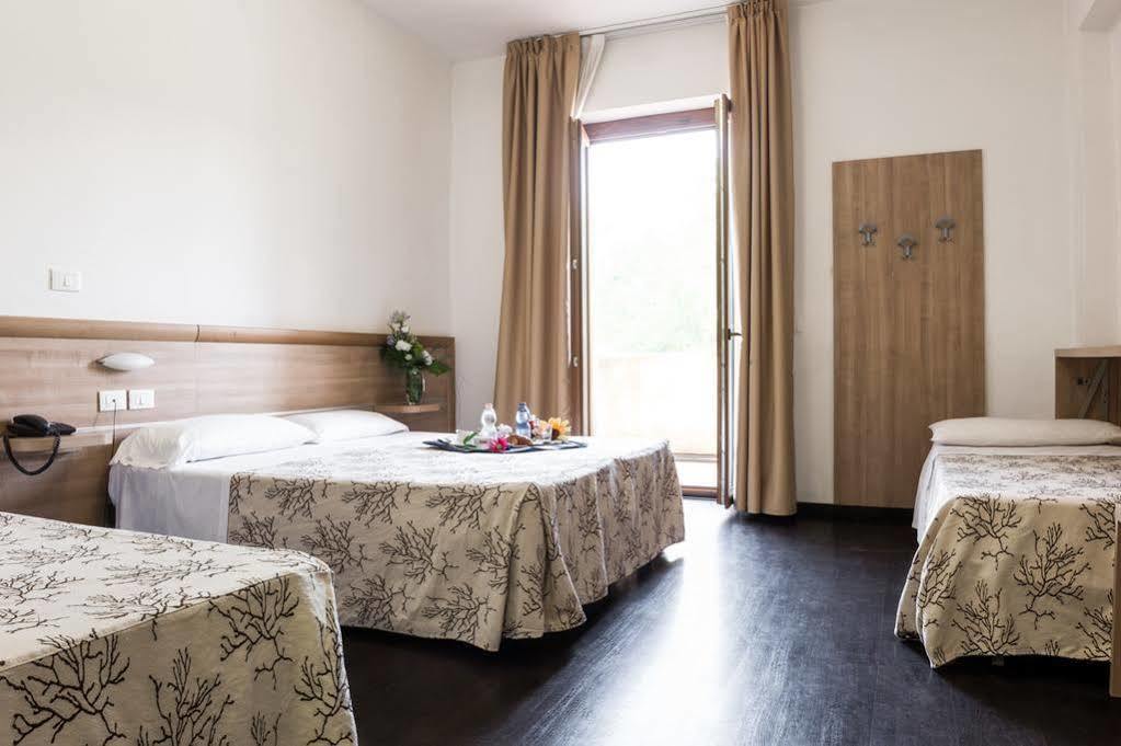 Hotel Rondine Marinella di Sarzana Esterno foto